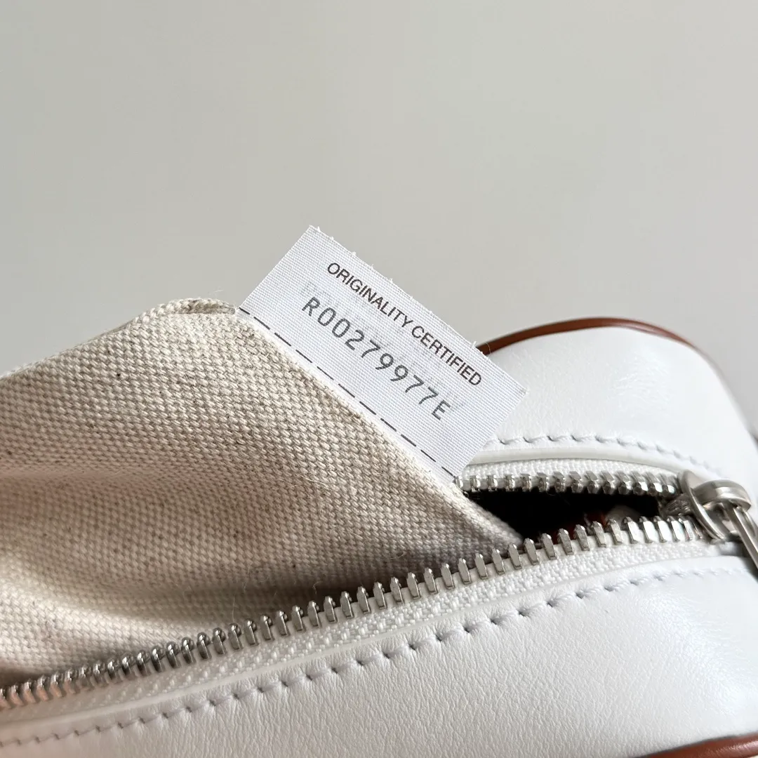 Batch 1820 BOTTEGA VENETA small INTRECCIATO woven camera bag This bv classic camera bag is a further evolution of classic woven technology, combining practicality and fashion, perfectly meeting multi-purpose needs! Classic leather handmade. Lightweight and large capacity. The shoulder strap is removable and adjustable. In addition to being worn cross-body, it can also be placed in the suitcase as a toiletry bag. It is very convenient for daily storage and classification. It also has hanging accessories to show your personality. No matter how complicated the world is, as long as you have a bag with you, everything will become better. Style number: 755923 Size: 24.5*15*6cm